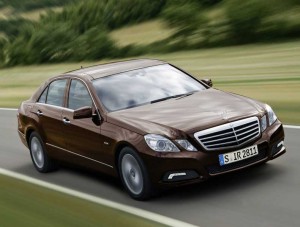 Mercedes Benz E300, mobil yang baru saja diluncurkan produsen mobil asal Jerman.
