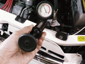 Seorang teknisi memeriksa kebocoran di radiator mobil. Alat tersebut digunakan untuk mendeteksi kebocoran halus pada radiator dan semua perangkat yang berhubungan dengan sirkulasi air pendingin tersebut, seperti "water pump" dan selang-selang yang berhubungan dengan sistem pendingin.  Saft7.com