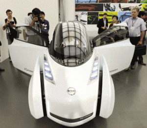 Wartawan memotret mobil konsep Nissan Land Glider di Tokyo, Jepang, baru-baru ini. Mobil listrik ultraringan yang dapat berbelok miring seperti sepeda motor ini akan dipamerkan pada Tokyo Motor Show 24 Oktober mendatang.