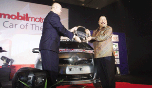 Presiden Direktur PT Toyota Astra Motor, Johny Darmawan (kanan) secara simbolis menerima penghargaan setir emas dari CEO Mobil Motor, Mario Alisjahbana di Jakarta, Rabu (4/11) malam. Penghargaan tersebut diberikan pada Mobil Toyota Yaris sebagai mobil terbaik (Indonesian Car of The Year) 2009.